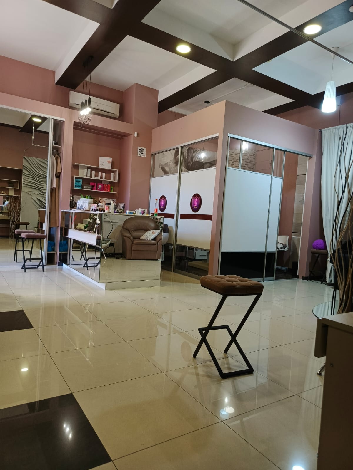 Просторный зал SPA-салона красиво с пыльно-розовыми стенами