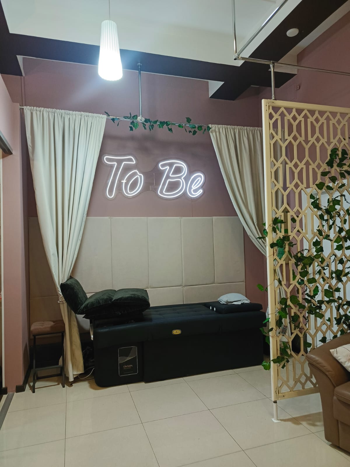 Неоновая вывеска в зоне отдыха SPA-салона красиво