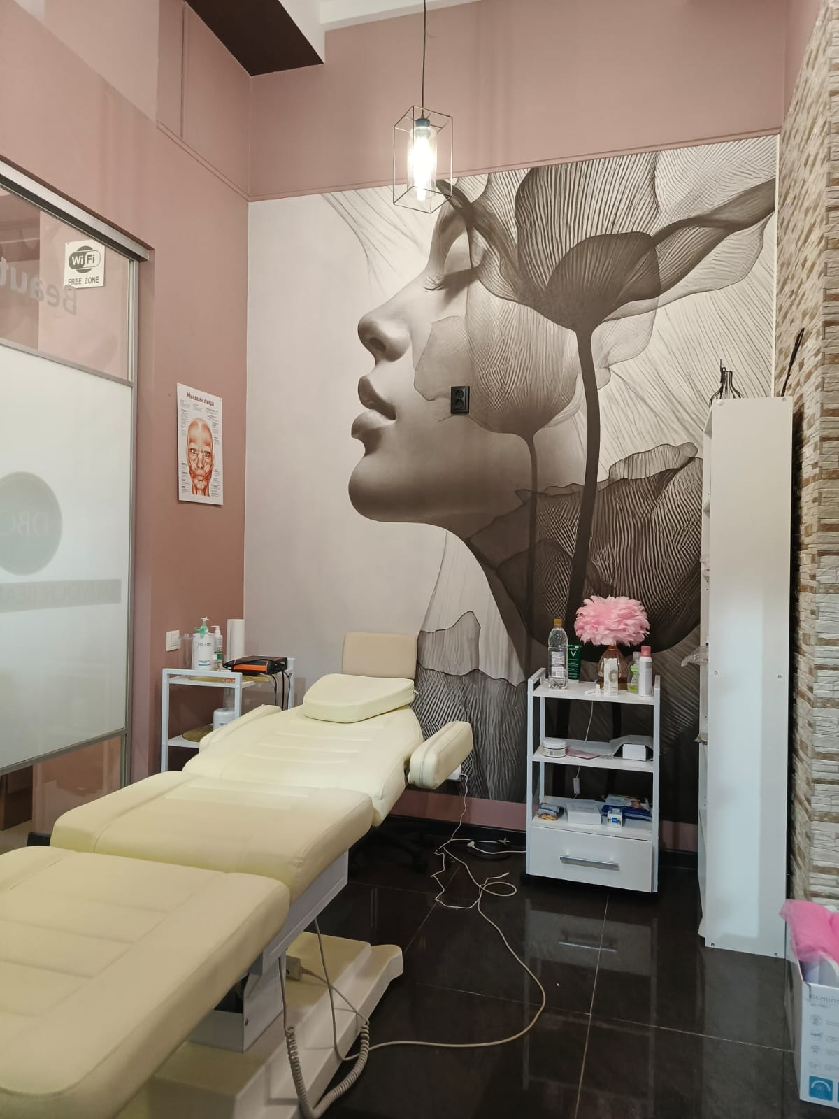 Кабинет SPA-салона красиво с кушеткой и настенным арт-объектом